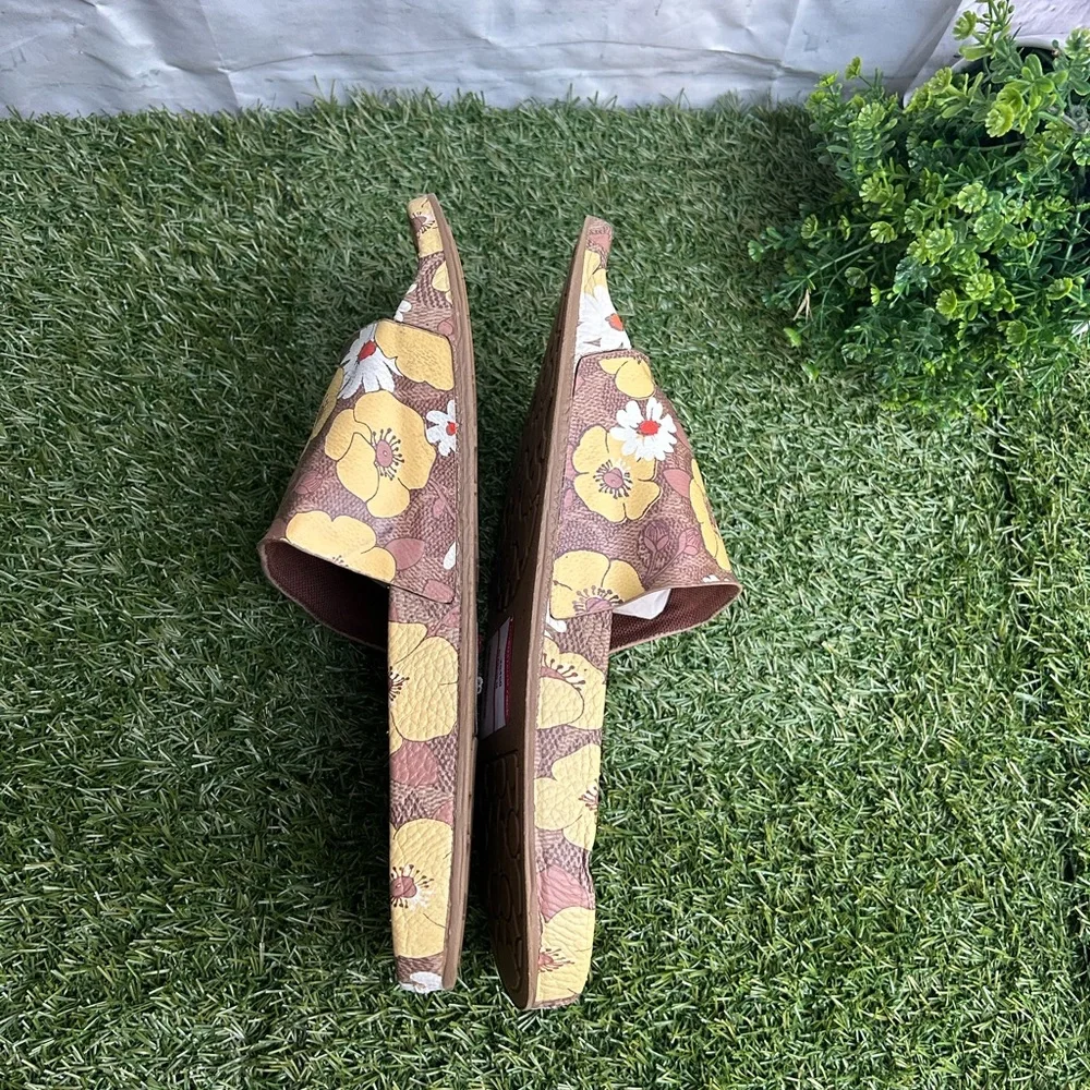 COACH
Udele Sig Floral Sport Slide
Women size 10 NEW
$95.00
Color: Beige - Picture 11 of 16